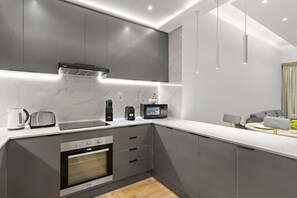 Kylskåp, mikrovågsugn, ugn och spishäll