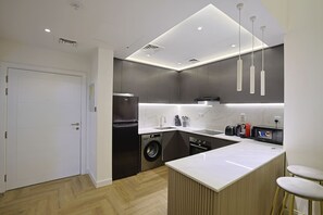 Geladeira, micro-ondas, fogão, cooktop