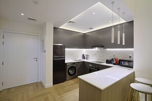 Køleskab, mikrobølgeovn, ovn, kogeplade