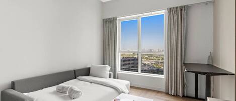 1 habitación, escritorio, tabla de planchar con plancha y wifi