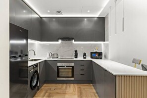 Frigorifero, microonde, forno, piano cottura