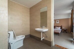 Douche, serviettes fournies, savon, papier toilette