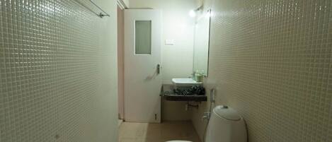 Ducha, toallas, jabón, papel higiénico