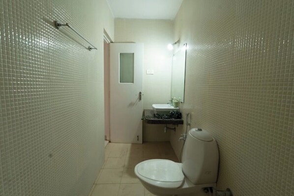 Douche, serviettes fournies, savon, papier toilette