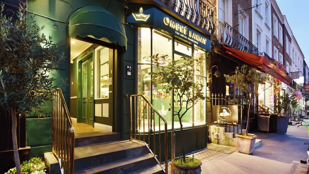 Una fachada con un letrero que dice "The Royal Fragrance".