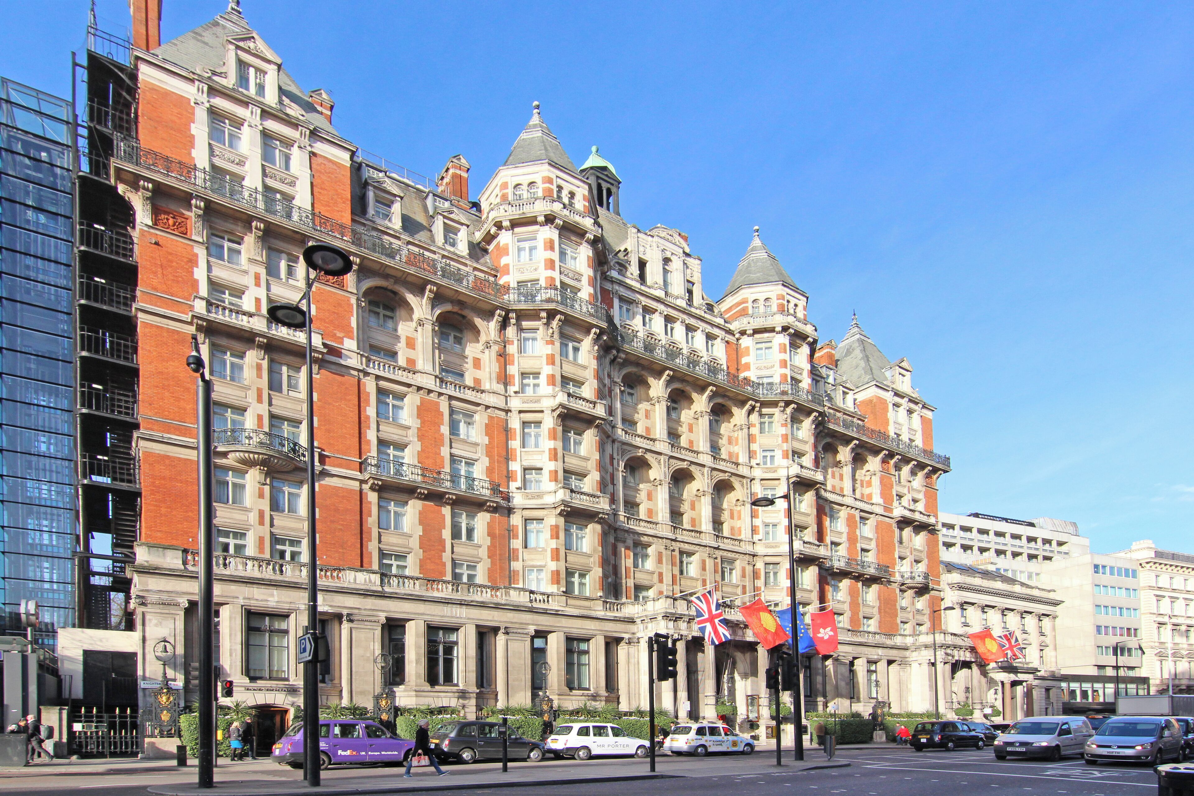 Un edificio histórico de varios pisos, con amplias ventanas y una entrada destacada.