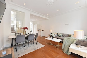 A modern living room with a dining area, a sofa, and a coffee table. - London Choice - Knightsbridge - Harrod's (London)