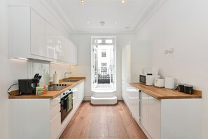 Premium Apartment, 2 Bedrooms, 2 Bathrooms, City View | Private kitchen | Coffee/tea maker, highchair - London Choice - Knightsbridge - Harrod's (London)