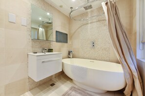 ซูพีเรียอพาร์ทเมนท์, ระเบียง, วิวเมือง | ห้องน้ำ | ของใช้ในห้องน้ำฟรี, ไดร์เป่าผม, ผ้าเช็ดตัว, สบู่