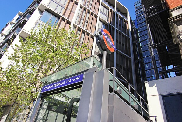 Um edifício moderno com uma placa indicando a Estação Knightsbridge.