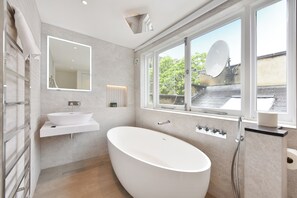 Premium Apartment, 2 Bedrooms, 2 Bathrooms, City View | Bathroom | Free toiletries, hair dryer, towels, soap - London Choice - Knightsbridge - Harrod's (London)