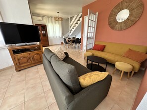 TV, fireplace
