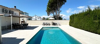 Comfortabele woning met zwembad op zeer korte afstand van het strand.