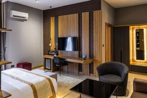 Executive Room, 1 King Bed | Desk, laptop workspace, free WiFi