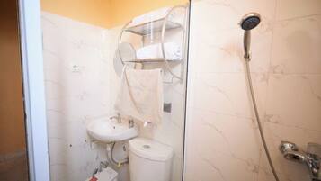 Comfort kamer, 1 twee- of 2 eenpersoonsbedden | Badkamer | Een douche, handdoeken, zeep, toiletpapier