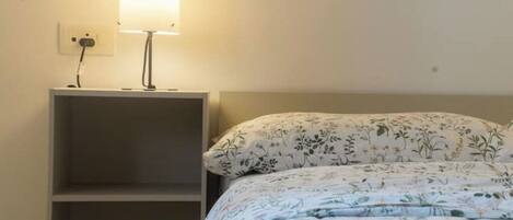 1 habitación, tabla de planchar con plancha y wifi