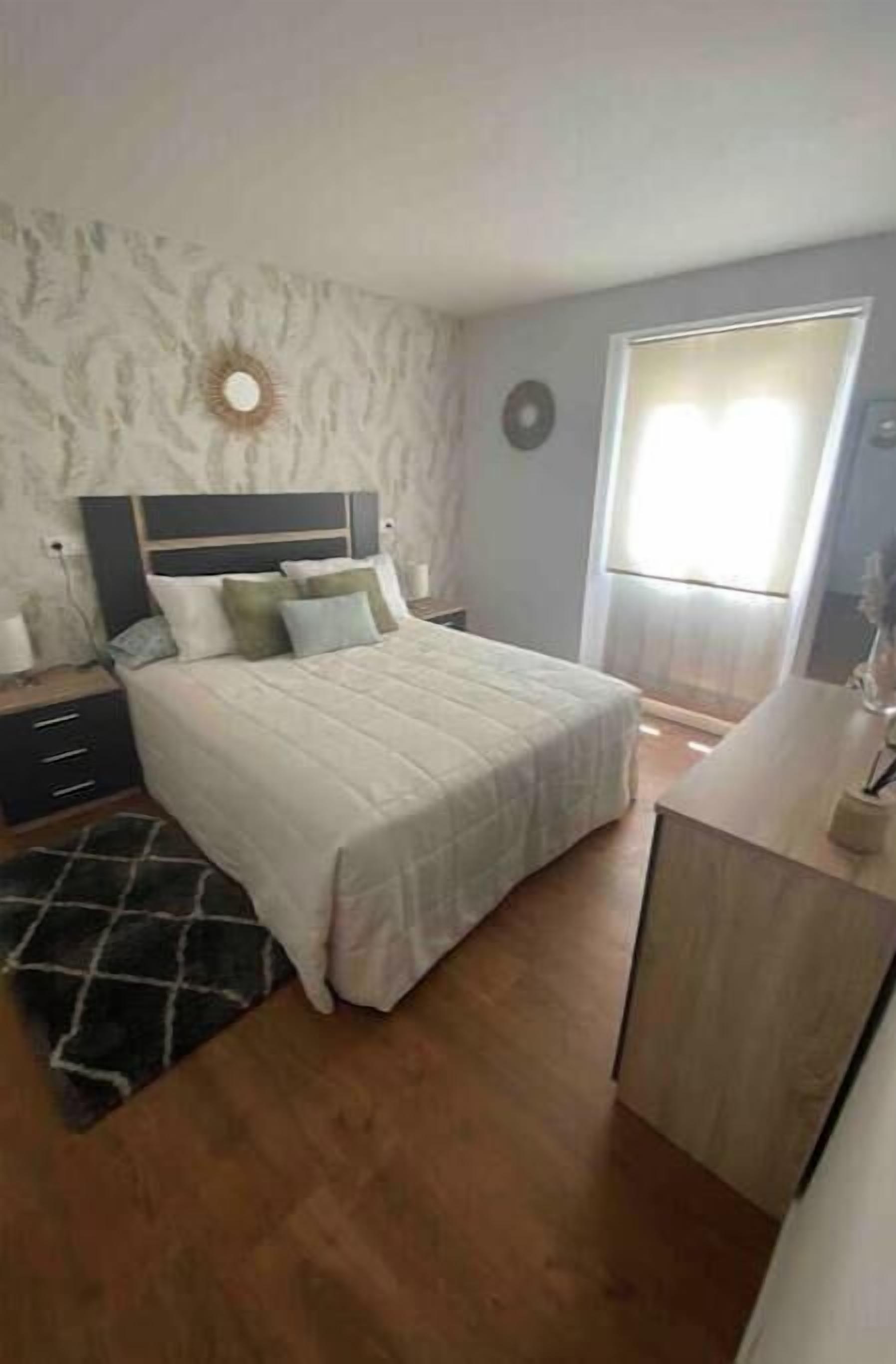 2 soveværelser, pengeskab på værelset, strygejern/strygebræt