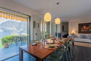 Apartment (3 Bedrooms) | Wohnbereich | 32-Zoll-Flachbildfernseher mit Kabelempfang