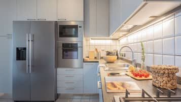 apartman (3 Bedrooms) | Privát konyha | Mikrohullámú sütő, sütő és elektromos vízforraló