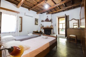 Villa | 3 bedrooms, desk, Internet