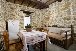 Villa | 3 bedrooms, desk, Internet