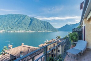 A balcony with a view of a lake and mountains. - Casa Vela by Rent all Como (Sala Comacina)