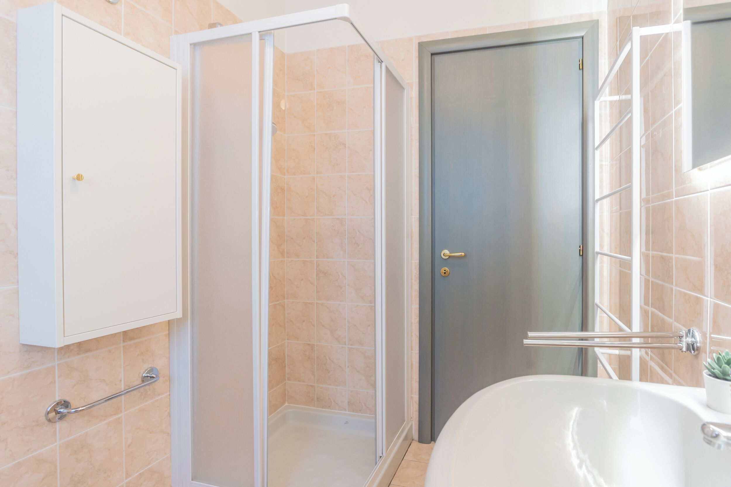 Apartment (2 Bedrooms) | Bathroom | Shower, bidet, towels, soap