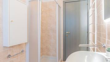 Apartment (2 Bedrooms) | Bathroom | Shower, bidet, towels, soap