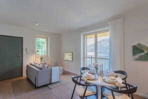 Appartement (2 Bedrooms) | Aire de séjour | Téléviseur connecté de 32 po avec télévision par câble