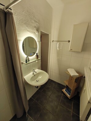 Shower, towels, soap, toilet paper - Perfect for families with children or fitters (Plettenberg)