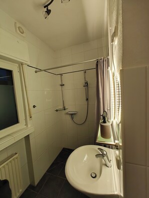 Shower, towels, soap, toilet paper - Perfect for families with children or fitters (Plettenberg)
