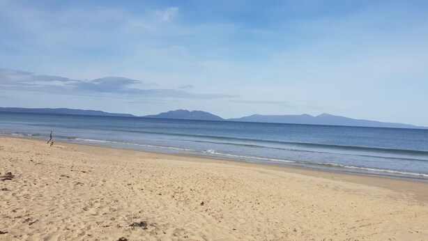 A beach with a clear sky and distant mountains. - 6 Bedroom House Swansea (au) (Swansea)