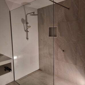 Douche, sèche-cheveux