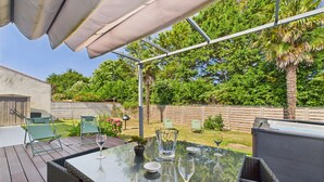 An outdoor patio with a glass table, chairs, and a pergola. - Bourg d'Olonne s/Mer, charming house for 6 people (Les Sables-d´Olonne)