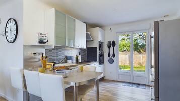 Een koelkast, een microgolfoven, een oven, een vaatwasser