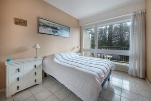 2 bedrooms, iron/ironing board