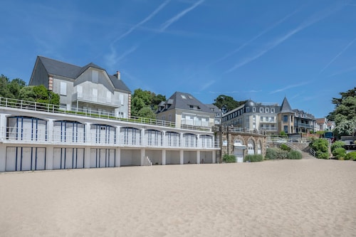 Apartment near beach and castle
