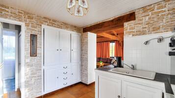 Een koelkast, een microgolfoven, een oven, een vaatwasser