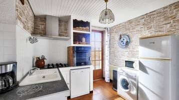 Een koelkast, een microgolfoven, een oven, een vaatwasser