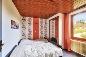 3 bedrooms, iron/ironing board, free WiFi