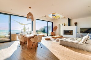 TV, fireplace
