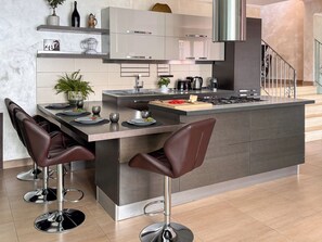 Réfrigérateur, four, plaque de cuisson, cafetière/bouilloire