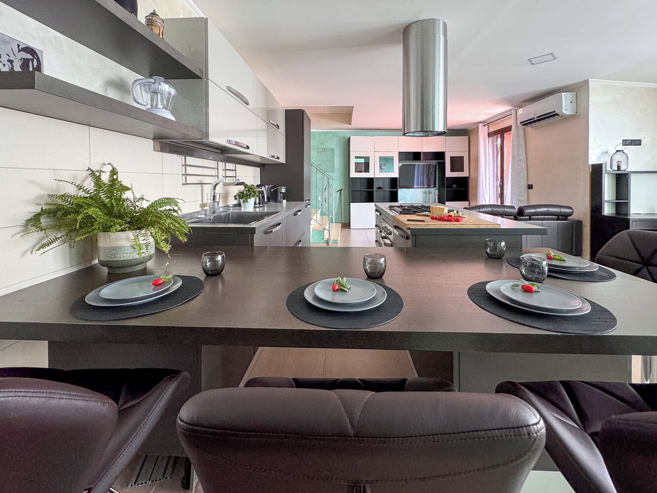 Frigorífico, horno, placa de cocina y cafetera o tetera