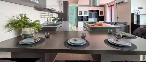 Frigorífico, horno, placa de cocina y cafetera o tetera