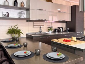 Réfrigérateur, four, plaque de cuisson, cafetière/bouilloire