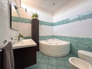Dusche, Whirlpool, Haartrockner, Bidet