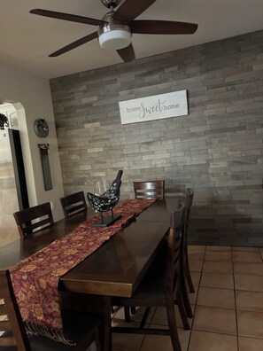 Dining - Charming 3-bedroom house in wonderful Phoenix with WiFi, AC (Phoenix)