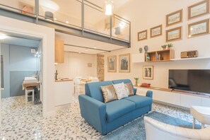 Apartment (Afrodite) | Living area | 32-inch flat-screen TV with cable channels - Cinque Giornate 70 Suites by Rent all Como (Como)