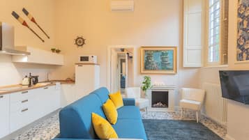 Apartment (Atena) | Living area | 32-inch flat-screen TV with cable channels