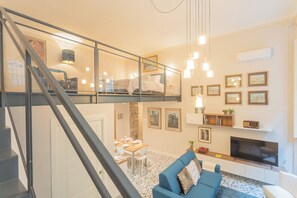Apartment (Afrodite) | Living area | 32-inch flat-screen TV with cable channels - Cinque Giornate 70 Suites by Rent all Como (Como)